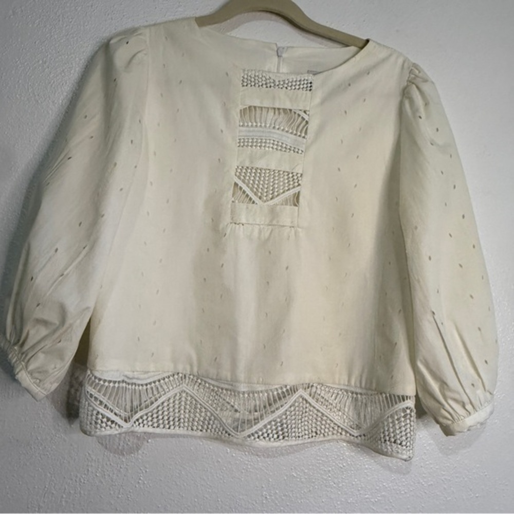 Snider 100% cotton embroidered top w/elbow-length sleeves, zippered back. Sz S